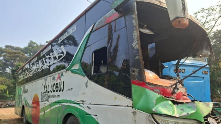 কক্সবাজারের চকরিয়ায় বাসের ধাক্কায় ২ পর্যটক নিহত