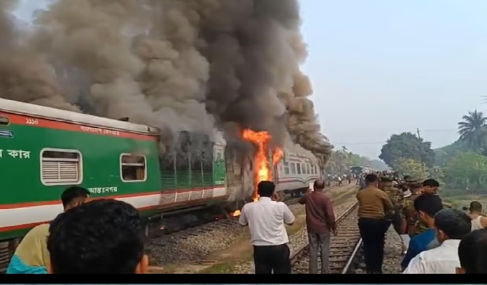 সীতাকুণ্ডে ট্রেনে অগ্নিকাণ্ডের ঘটনায় তদন্তে ৪ সদস্যের কমিটি গঠন