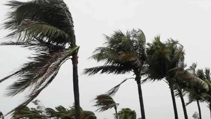 চার অঞ্চলে ঝড়ো হাওয়া ও বৃষ্টির পূর্বাভাস, নদীবন্দরে সতর্কতা