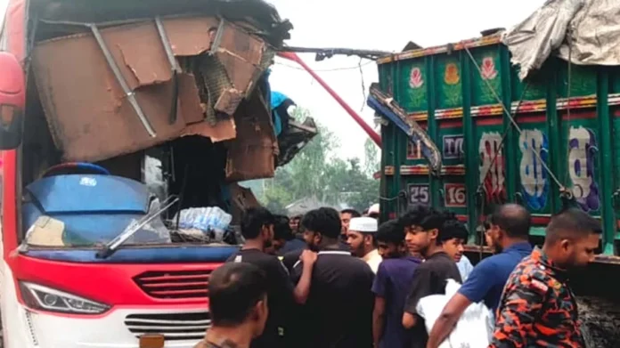 বিরামপুরে দাঁড়িয়ে থাকা ট্রাকে বাসের ধাক্কা: নিহত ২, আহত ৬