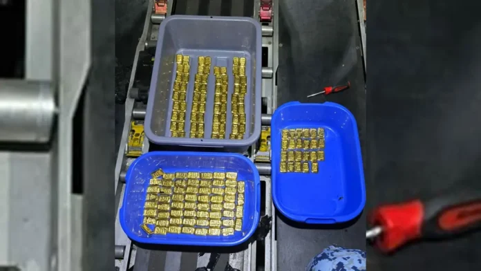 বিমানের কার্গো টয়লেট থেকে ১৫৩ স্বর্ণবার উদ্ধার