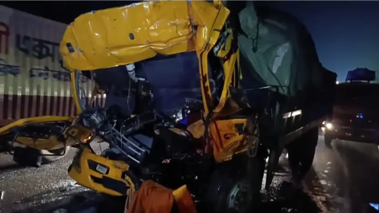 ফেনীতে কাভার্ডভ্যানের পেছনে ট্রাকের ধাক্কা: চালক নিহত