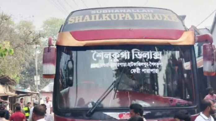 বাড়তি ভাড়া আদায়ে শ্রীপুরে বাসে অভিযান, জরিমানা ও যাত্রীদের টাকা ফেরত