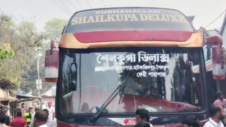 বাড়তি ভাড়া আদায়ে শ্রীপুরে বাসে অভিযান, জরিমানা ও যাত্রীদের টাকা ফেরত