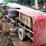 ৪০ জন যাত্রীকে নিয়ে উল্টে গেলো বাস