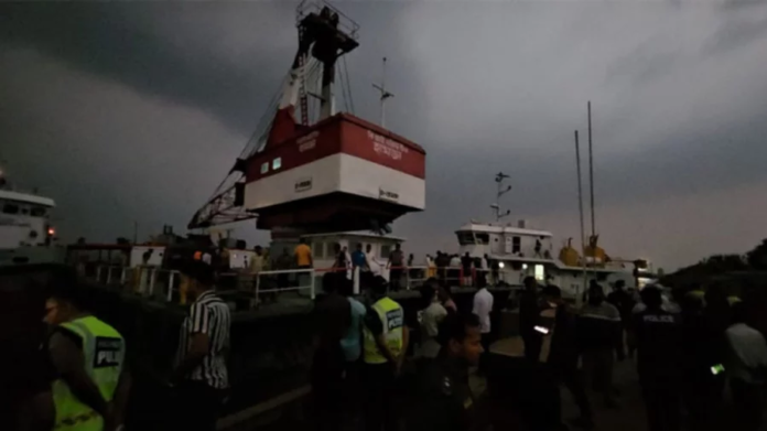 পদ্মায় বাস পড়ার ঘটনায় বৃষ্টি-ঝড়ো বাতাসে ব্যাহত উদ্ধার কাজ