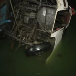 টেনে তোলা হচ্ছে পদ্মায় ডুবে যাওয়া বাসটি, প্রস্তুত ৩ অ্যাম্বুলেন্স