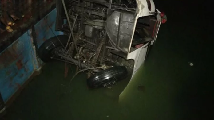 টেনে তোলা হচ্ছে পদ্মায় ডুবে যাওয়া বাসটি, প্রস্তুত ৩ অ্যাম্বুলেন্স