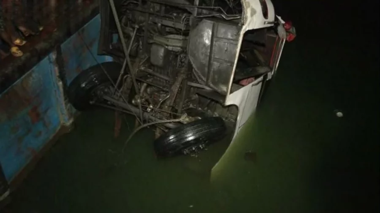 টেনে তোলা হচ্ছে পদ্মায় ডুবে যাওয়া বাসটি, প্রস্তুত ৩ অ্যাম্বুলেন্স