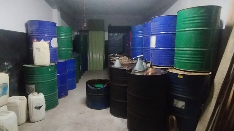 মেহেরপুর সীমান্তে ৫ হাজার ৩৭৫ লিটার জ্বালানি তেল জব্দ, গ্রেপ্তার ১