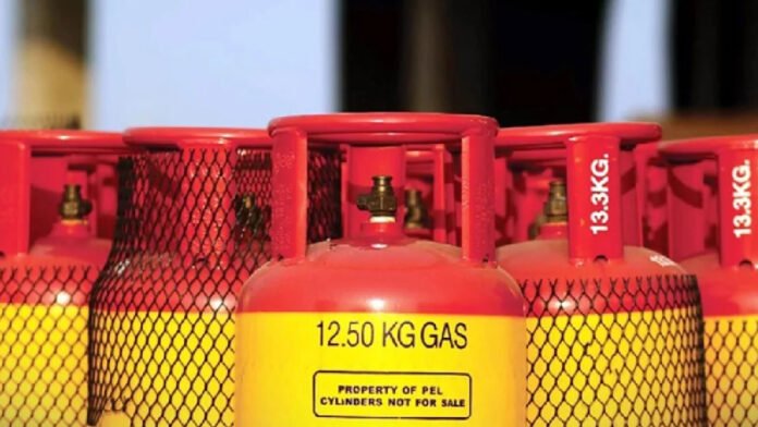 ১২ কেজি এলপি গ্যাসের দাম ৩৮৭ টাকা বাড়িয়ে ১ হাজার ৭২৮ টাকা নির্ধারণ