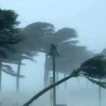 আজ দুপুরের মধ্যে ৬০ কিমি বেগে ঝড়ের পূর্বাভাস