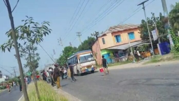 মাদারীপুরে দুই পক্ষের সংঘর্ষ ও ককটেল বিস্ফোরণ, আহত ৬