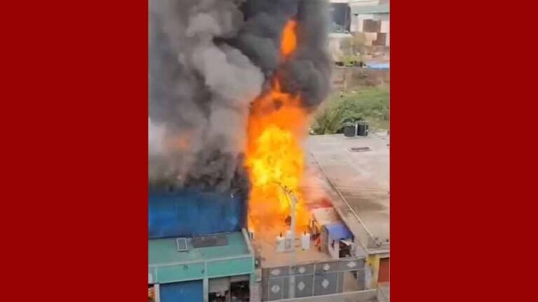 রাজধানীর কদমতলীতে গ্যাস লাইটার কারখানায় আগুন, ফায়ার সার্ভিসের চেষ্টায় নিয়ন্ত্রণে