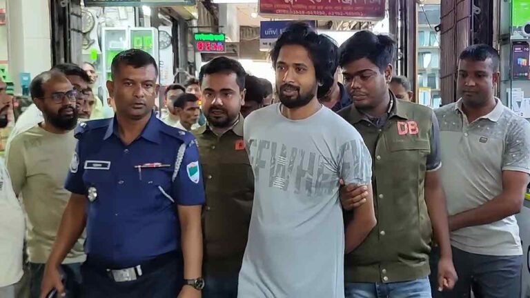 যশোরে মোবাইল সার্ভিসিংয়ের দোকানে অভিযান, অস্ত্রসহ ব্যবসায়ী আটক