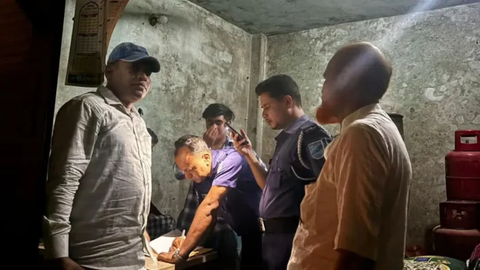 সিরাজদিখানে ক্রেতা সেজে অভিযানে অবৈধভাবে জ্বালানি তেল মজুত করায় ব্যবসায়ীকে জরিমানা