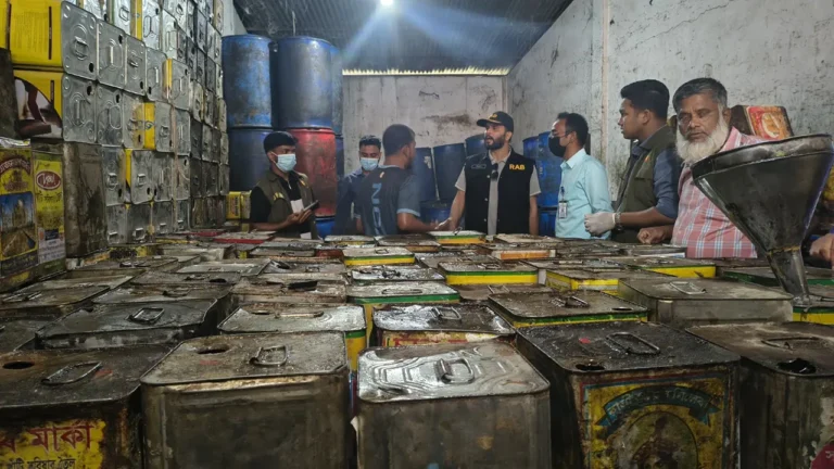 ফেনীতে ৫০ হাজার লিটার ভোজ্যতেল জব্দ, ২ লাখ টাকা জরিমানা