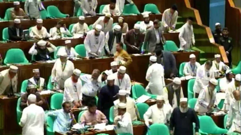 আপত্তি সত্ত্বেও বিল পাস, অধিবেশন থেকে বিরোধীদলের ওয়াকআউট