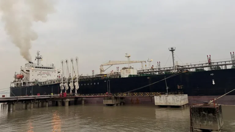 চট্টগ্রাম বন্দরে ২৫ হাজার টন ফার্নেস অয়েল নিয়ে ভিড়ল জাহাজ