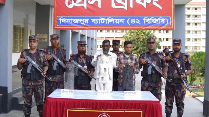 দিনাজপুরে বিজিবির অভিযানে দুষ্প্রাপ্য ৩টি মূর্তি উদ্ধার, আটক ২
