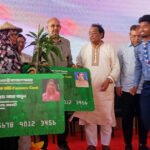 গোয়ালন্দে প্রধানমন্ত্রীর অর্থ ও পরিকল্পনা উপদেষ্টার হাতে কৃষক কার্ড বিতরণ