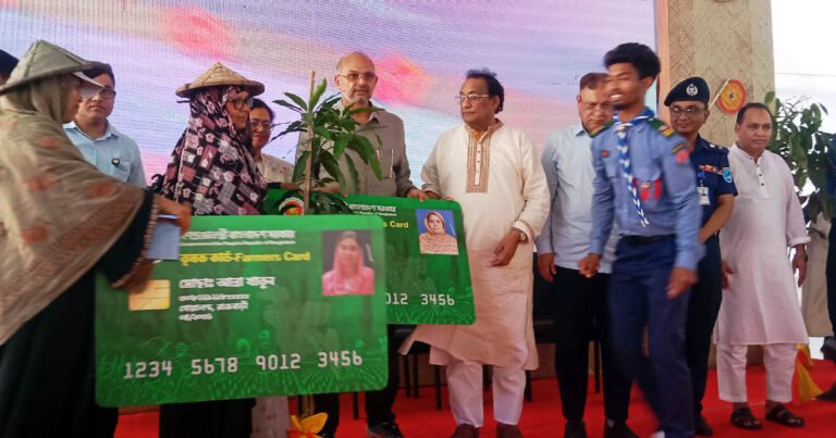 গোয়ালন্দে প্রধানমন্ত্রীর অর্থ ও পরিকল্পনা উপদেষ্টার হাতে কৃষক কার্ড বিতরণ