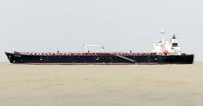 ৬৮ হাজার টন ডিজেল নিয়ে চট্টগ্রামে আরও দুই জাহাজ