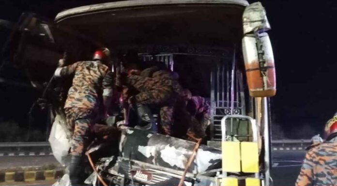 ঢাকা-মাওয়া এক্সপ্রেসওয়েতে সড়ক দুর্ঘটনায় চালকসহ আহত ৫