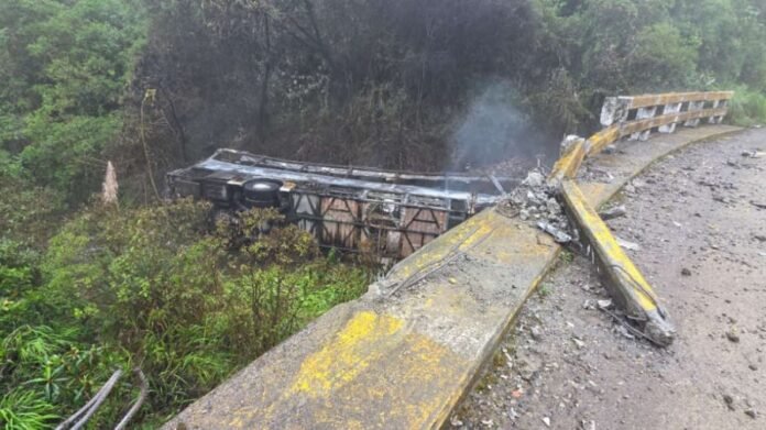 ইকুয়েডরে বাস খাদে পড়ে নিহত ১৪