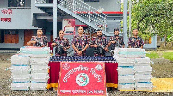 চাঁপাইনবাবগঞ্জের সোনা মসজিদ সীমান্তে ৬ হাজার নেশাজাতীয় সিরাপ জব্দ