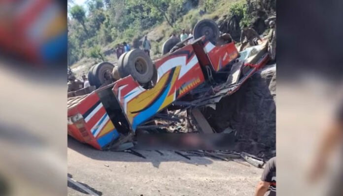 জম্মু-কাশ্মীরে নিয়ন্ত্রণ হারিয়ে বাস খাদে নিহত ২২