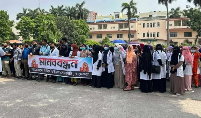 রামেক হাসপাতালে কর্মবিরতিতে ইন্টার্ন চিকিৎসকরা