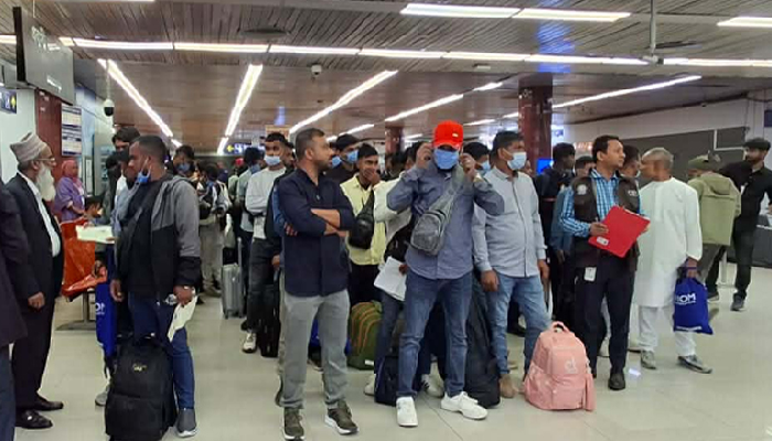 লিবিয়া থেকে ফিরলেন ১৭৪ বাংলাদেশি