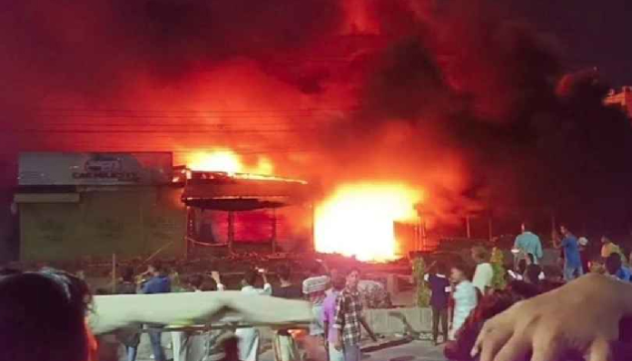 নারায়ণগঞ্জে ঝুটের গুদামে ভয়াবহ আগুন