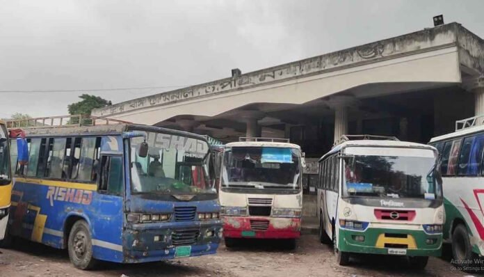 চাঁপাইনবাবগঞ্জে সব ধরনের বাস চলাচল বন্ধ, ভোগান্তিতে যাত্রীরা