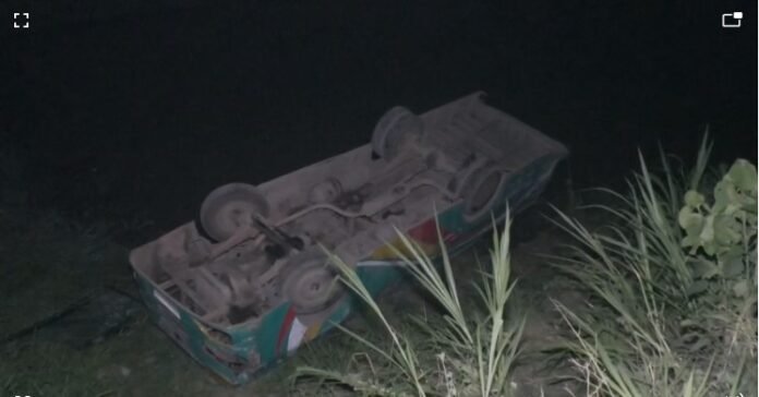 আশুলিয়ায় বাস খাদে, ৩০ যাত্রী আহত