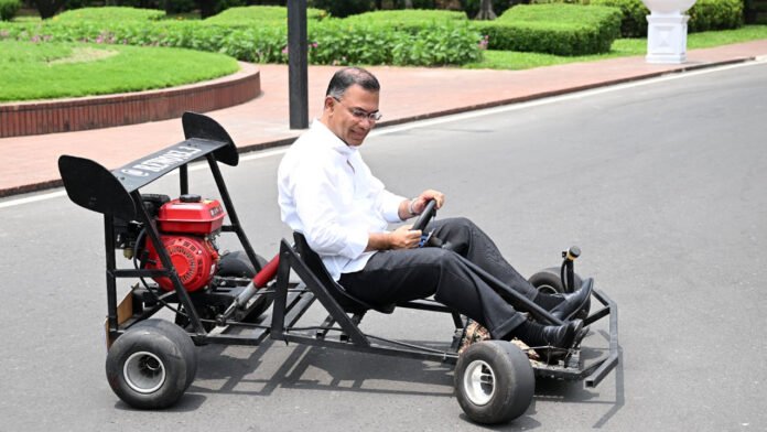 তরুণ উদ্ভাবকের তৈরি রেসিং কার চালালেন প্রধানমন্ত্রী তারেক রহমান