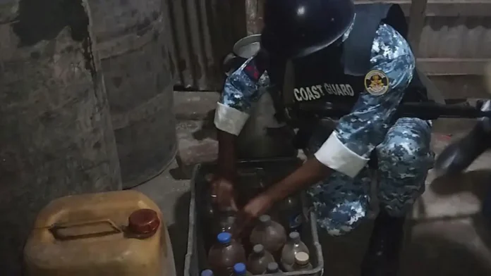 বরগুনায় অভিযান চালিয়ে ১ হাজার ২৬০ লিটার জ্বালানি উদ্ধার, ব্যবসায়ীকে জরিমানা