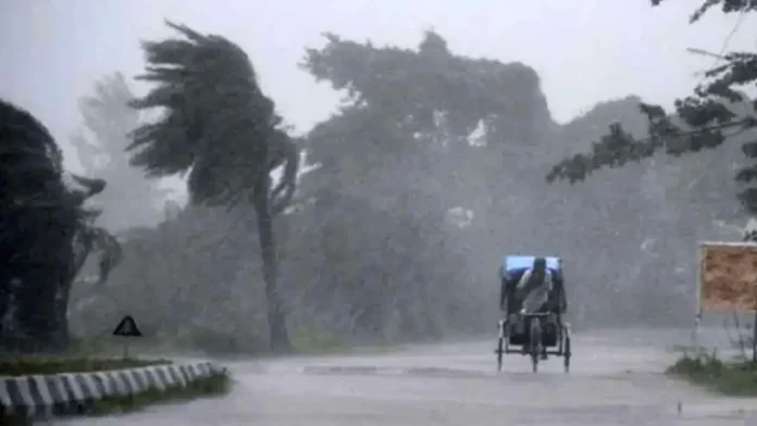 দেশের ১১ অঞ্চলে ঝড়-বজ্রবৃষ্টির শঙ্কা, নদীবন্দরে সতর্ক সংকেত