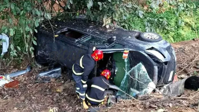 চট্টগ্রামের লোহাগাড়ায় মাইক্রোবাস খাদে পড়ে নিহত ৩, আহত ৫