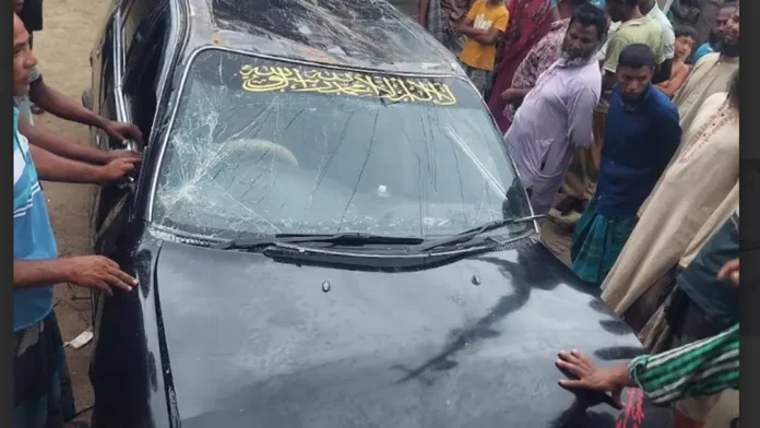 মেহেরপুরে নিয়ন্ত্রণ হারিয়ে বাড়িতে ঢুকে পড়ল মাইক্রোবাস, গাঁজাসহ চালক আটক