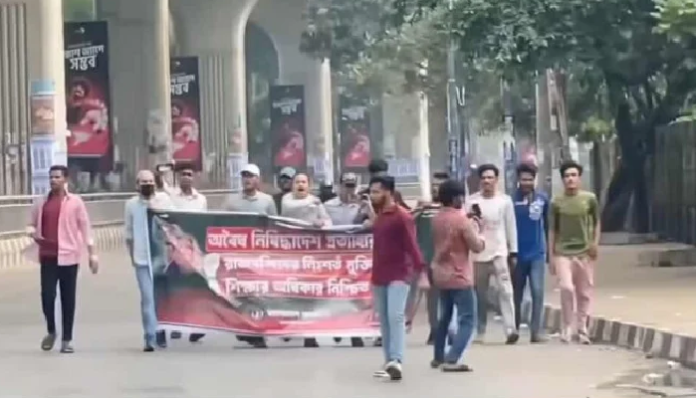 ঢাকা বিশ্ববিদ্যালয়ে নিষিদ্ধ ছাত্রলীগের ঝটিকা মিছিল, আটক ২