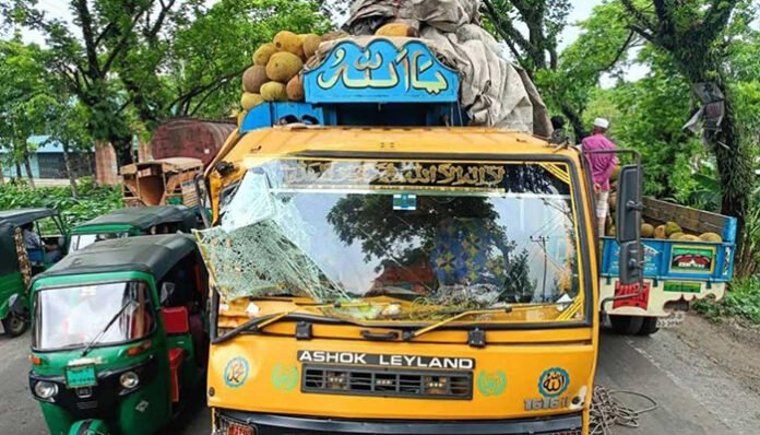 সিলেটে ট্রাক ও পিকআপের মুখোমুখি সংঘর্ষ: ৮ নির্মাণ শ্রমিক নিহত