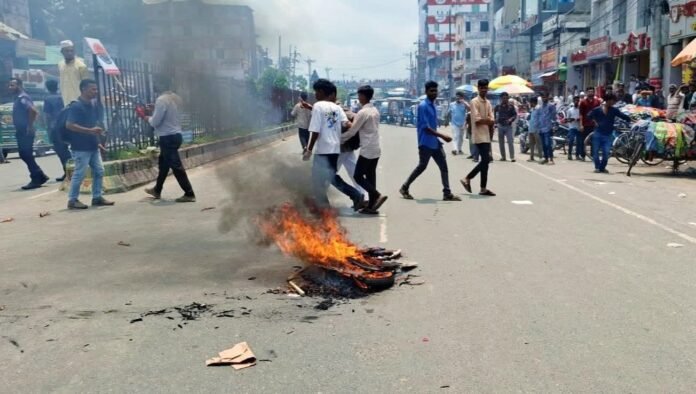 নোয়াখালীতে ছাত্রদলের পদবঞ্চিতদের বিক্ষোভ, সড়কে অগ্নিসংযোগ