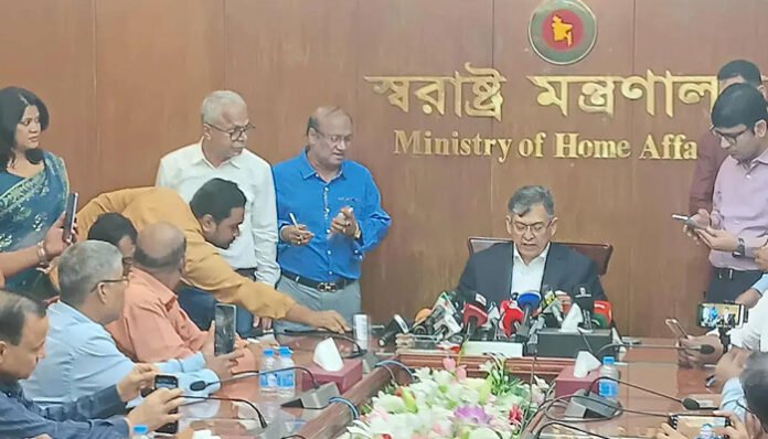 ১৬ ডিআইজিকে বাধ্যতামূলক অপসারণের বিষয় যা বললেন স্বরাষ্ট্রমন্ত্রী