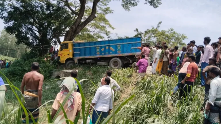 মানিকগঞ্জে ট্রাক-মোটরসাইকেলের মুখোমুখি সংঘর্ষ, নিহত ২