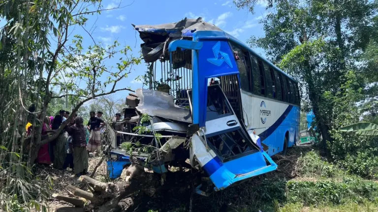 চট্টগ্রামে দুই বাসের মুখোমুখি সংঘর্ষে নিহত বেড়ে ৩