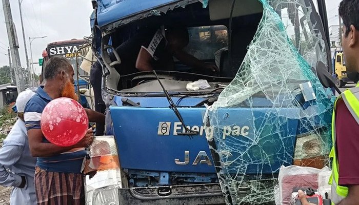 ভাঙ্গা এক্সপ্রেসওয়েতে ট্রাকের পেছনে ট্রাকের ধাক্কা, নিহত ২