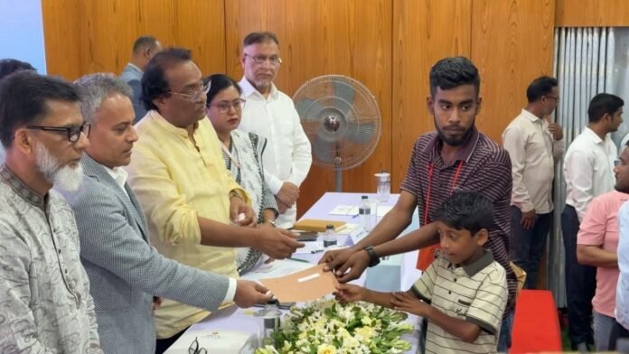 রাজবাড়ীতে বাস দুর্ঘটনায় ক্ষতিগ্রস্ত ৬২ জনের মাঝে প্রায় ২ কোটি ৬০ লাখ টাকার চেক বিতরণ