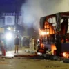 চট্টগ্রামে শিশু ধর্ষণের অভিযোগে রণক্ষেত্র বাকলিয়া: পুলিশের গাড়িতে আগুন, সাংবাদিকদের ওপর হামলা